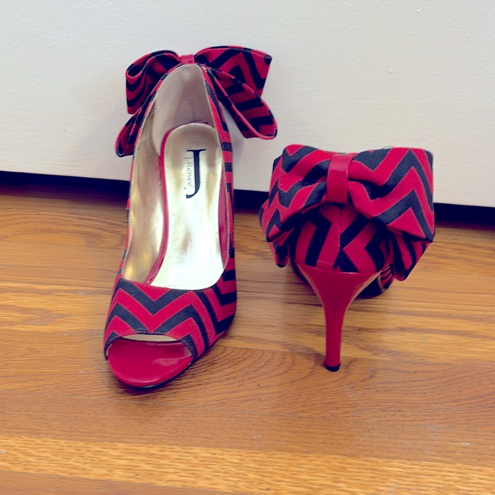 Size 8 Black & red open toe pump with bow embellishment on the back of the shoe